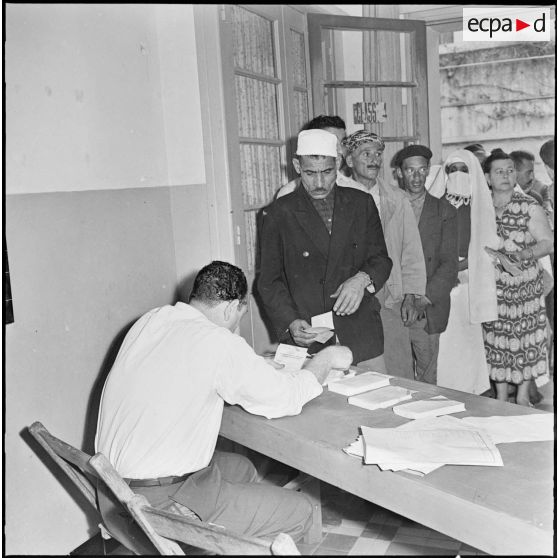 Casbah d'Alger. Elections cantonales du 29 mai 1960. Dans le calme les électeurs attendent et votent.