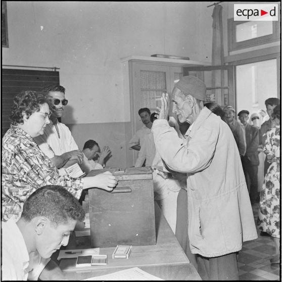 Casbah d'Alger. Elections cantonales du 29 mai 1960. Dans le calme les électeurs attendent et votent.