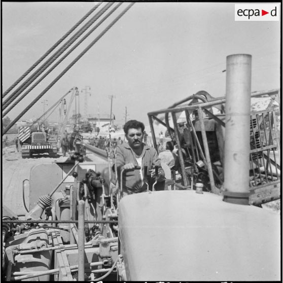 Gazoduc d'Arzew. Un ouvrier conduit un engin de travaux publics.
