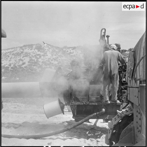 Gazoduc d'Arzew. Un ouvrier fait une manoeuvre.