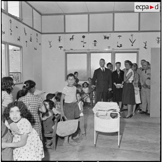 Belcourt. Reçu par le capitaine Bernhardt, Pierre Messmer a visité les différents bâtiments de la section administrative urbaine (SAU) ainsi que la Maison de la Femme.