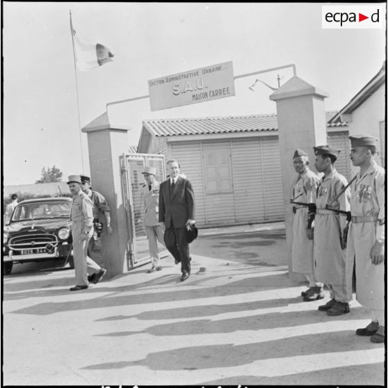 Maison Carrée. Reçu par le capitaine Lerol, Pierre Messmer a visité la section administrative urbaine (SAU) et le quartier.