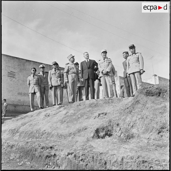Maison Carrée. Reçu par le capitaine Lerol, Pierre Messmer a visité la section administrative urbaine (SAU) et le quartier.
