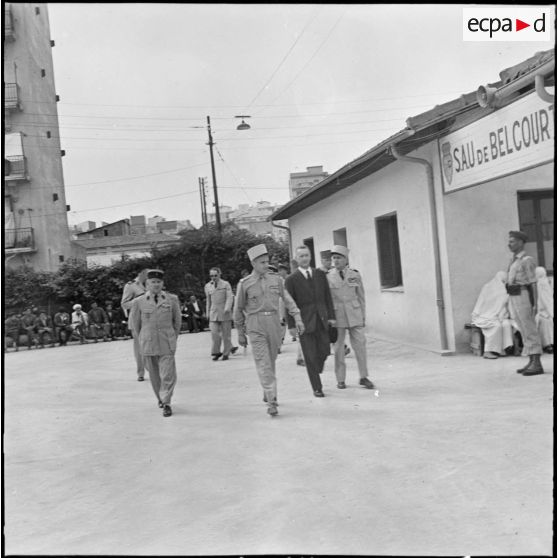Belcourt. Reçu par le capitaine Bernhardt, Pierre Messmer a visité les différents bâtiments de la section administrative urbaine (SAU) ainsi que la Maison de la Femme.