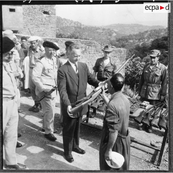 Grande Kabylie. Pierre Messmer remet à l'autodéfense du village de Bounan quelques armes.
