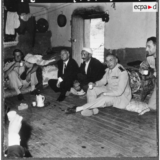 Grande Kabylie. Pierre Messmer et sa suite prennent le thé chez une famille Kabyle.