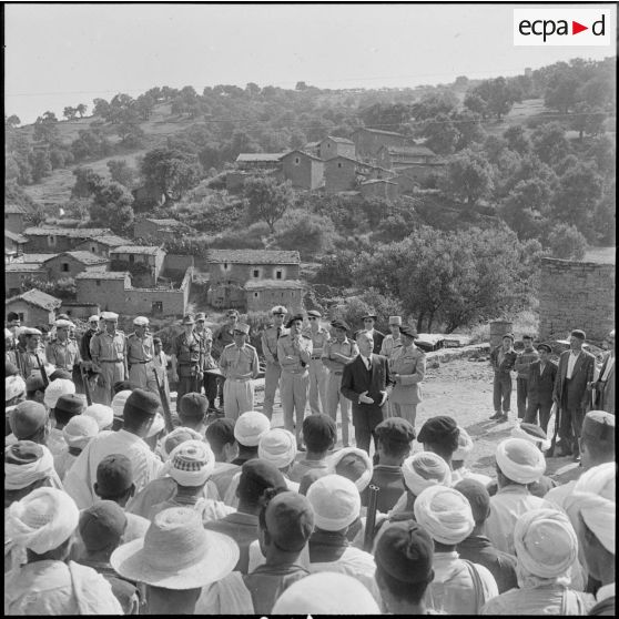 Grande Kabylie. Pierre Messmer parle à la population Kabyle.