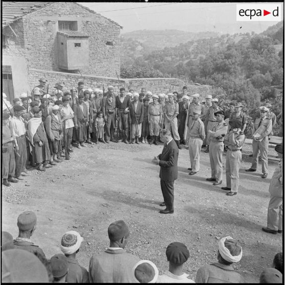 Grande Kabylie. Pierre Messmer parle à la population Kabyle.