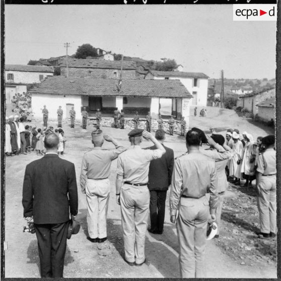 Grande Kabylie. Pierre Messmer assiste à la montée des couleurs au poste de Bounan.