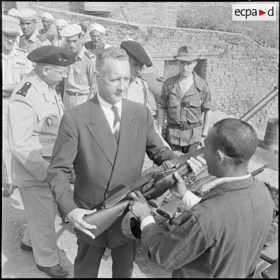 Grande Kabylie. Pierre Messmer remet à l'autodéfense du village de Bounan quelques armes.