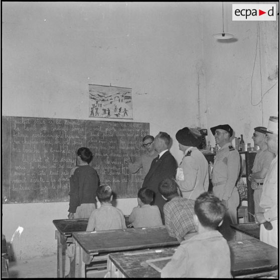 Grande Kabylie. Pierre Messmer visite une classe Kabyle.
