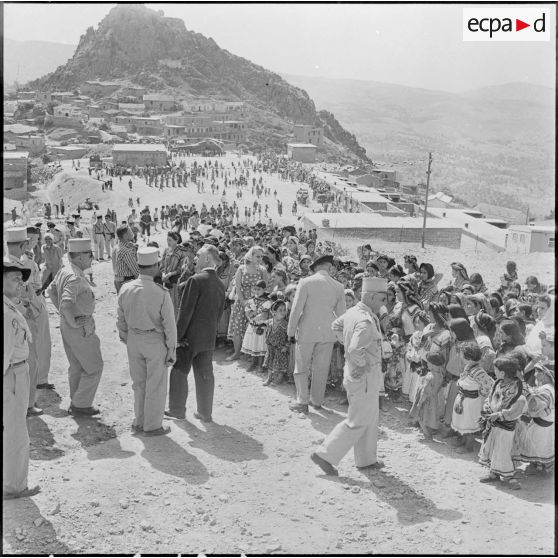 Grande Kabylie. Pierre Messmer visite le village d'Agouni Gueghrane.