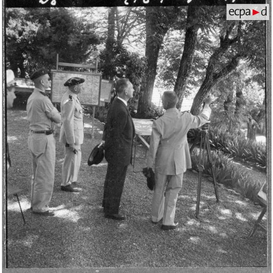 Grande Kabylie. Pierre Messmer s'entretient avec les officiers de l'état-major de Fort National.