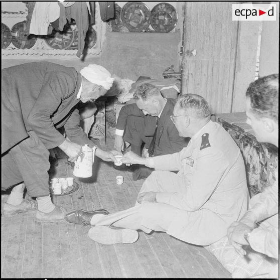 Grande Kabylie. Pierre Messmer et sa suite prennent le thé chez une famille Kabyle.