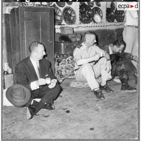 Grande Kabylie. Pierre Messmer et sa suite prennent le thé chez une famille Kabyle.