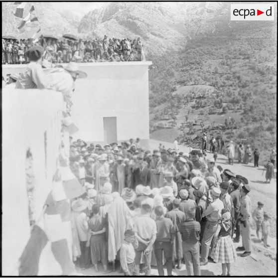 Grande Kabylie. Pierre Messmer parle à la population Kabyle.