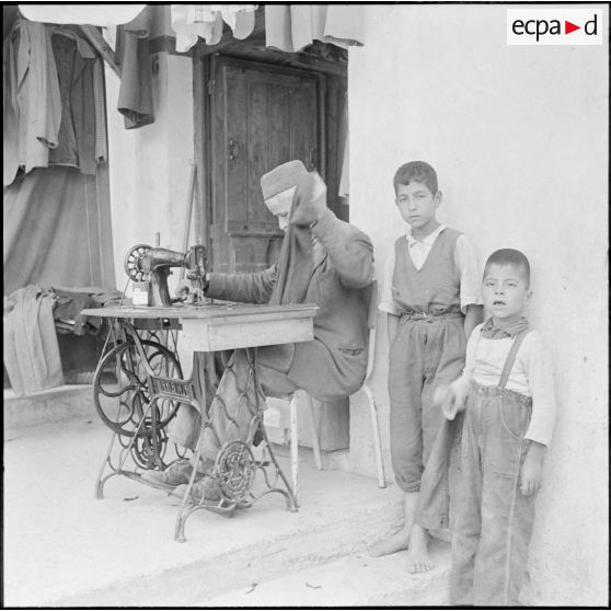 Tizi Ouzou. Un tailleur Kabyle.