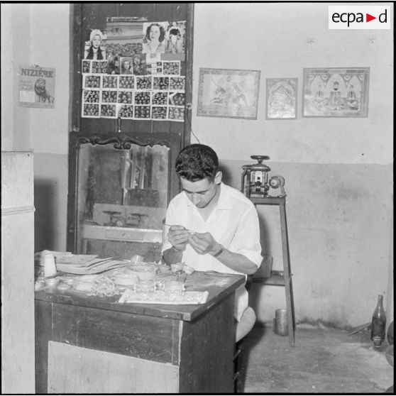 Tizi Ouzou. Un artisan Kabyle, fabricant de bracelet et de broches.