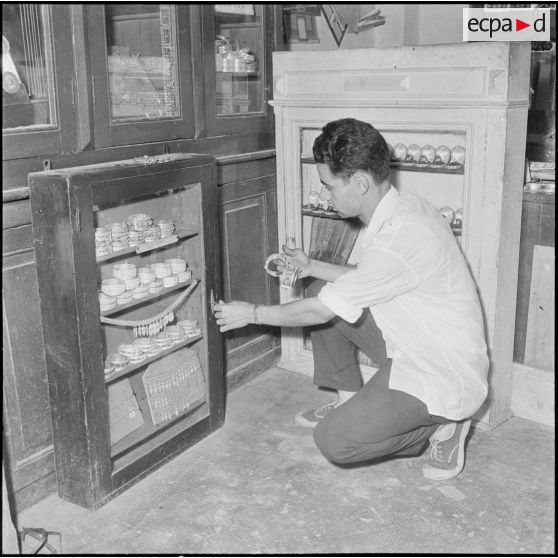 Tizi Ouzou. Un artisan Kabyle, fabricant de bracelet et de broches.