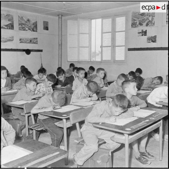 Tizi Ouzou. Classe moderne. Le pourcentage d'élèves Kabyles est très élevé (90%).