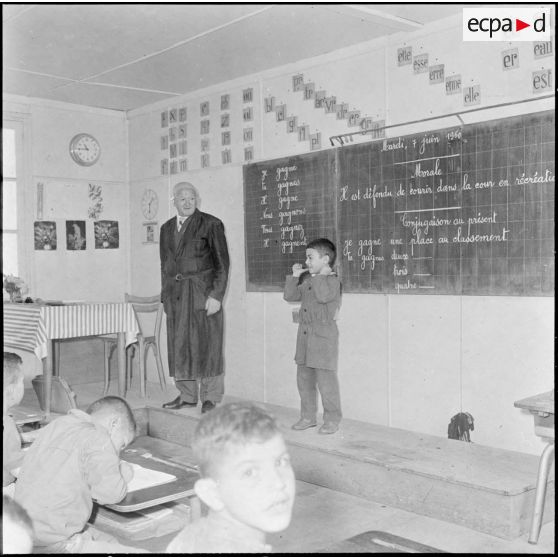 Tizi Ouzou. Classe moderne. Le pourcentage d'élèves Kabyles est très élevé (90%).