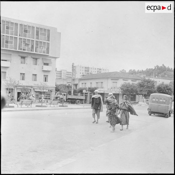 Tizi Ouzou. La population dans la rue.