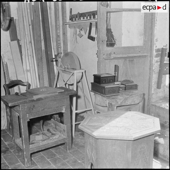 Tizi Ouzou. Fabrication de coffrets et de tables en bois sculpté par des artisans kabyles.