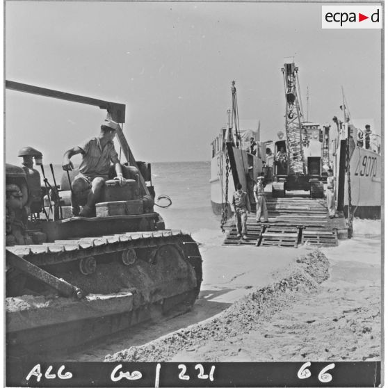 Arzew. Manoeuvre Triton. Exercices de débarquement de matériel sur la plage.