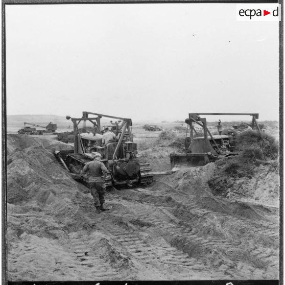 Arzew. Manoeuvre Triton. Exercices de débarquement de matériel sur la plage.