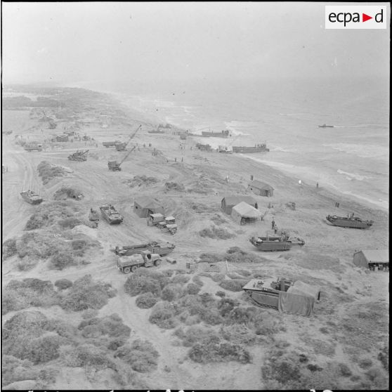 Arzew. Manoeuvre Triton. Vue aérienne du campement sur la plage.