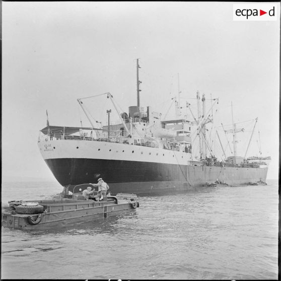 Arzew. Manoeuvre Triton. Le cargo "Aulne" et un engin amphibie.