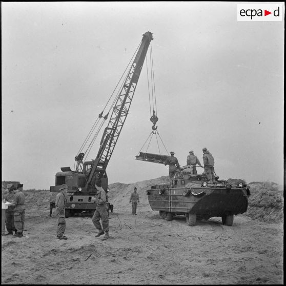 Arzew. Manoeuvre Triton. Exercices de débarquement de matériel sur la plage.