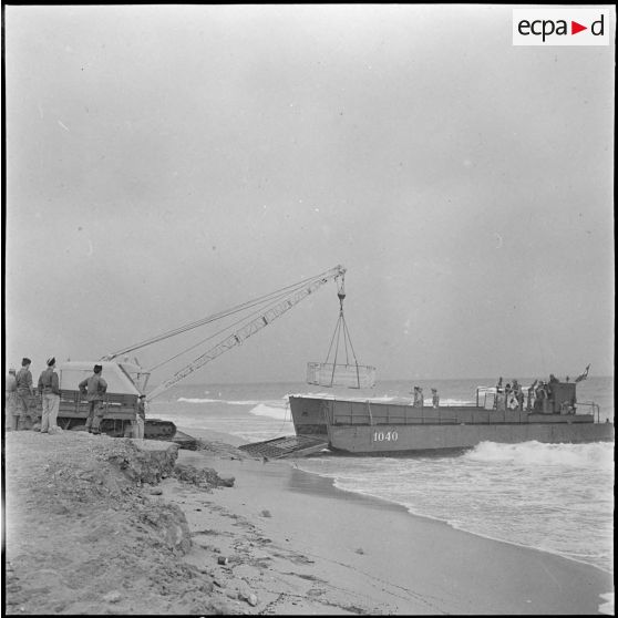 Arzew. Manoeuvre Triton. Exercices de débarquement de matériel sur la plage.