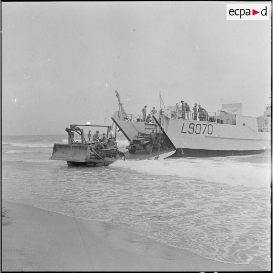 Arzew. Manoeuvre Triton. Exercices de débarquement de matériel sur la plage.