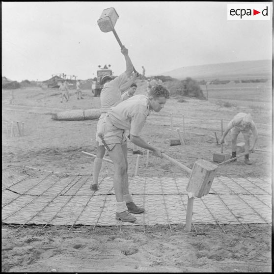 Arzew. Manoeuvre Triton. Préparation du terrain pour recevoir le matériel.