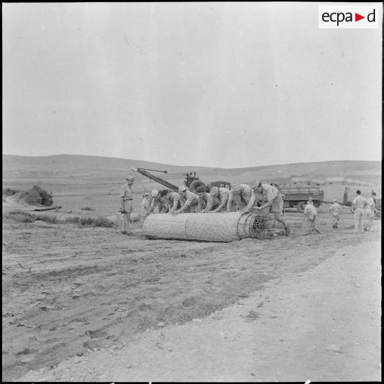 Arzew. Manoeuvre Triton. Préparation du terrain pour recevoir le matériel.