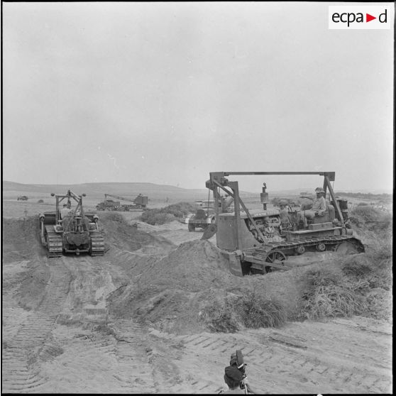 Arzew. Manoeuvre Triton. Exercices de débarquement de matériel sur la plage.