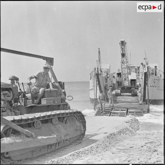 Arzew. Manoeuvre Triton. Exercices de débarquement de matériel sur la plage.