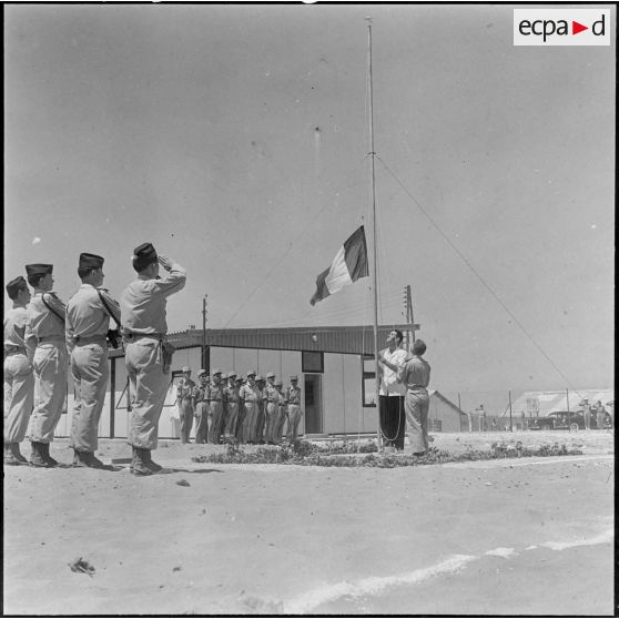 Zeralda. Inauguration du centre d'estivage saharien des sables d'or. Lever des couleurs.