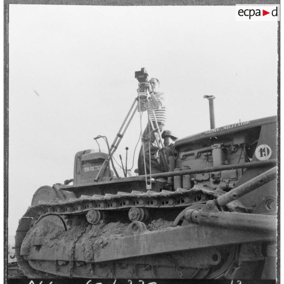 Le camp de Kreb-el-Guerar. Un opérateur filme, installé sur un engin du Génie.