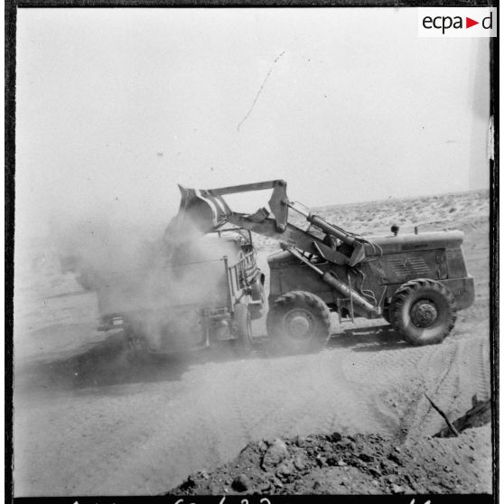 La piste Colomb-Béchar - Biskra. Travail sur la piste.