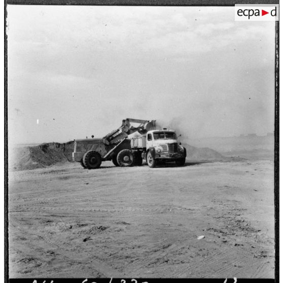La piste Colomb-Béchar - Biskra. Travail sur la piste.