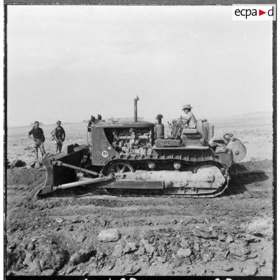 La piste Colomb-Béchar - Biskra. Travail sur la piste.