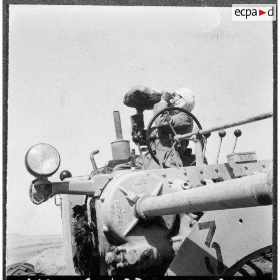 La piste Colomb-Béchar - Biskra. Travail sur la piste : un ouvrier boit.