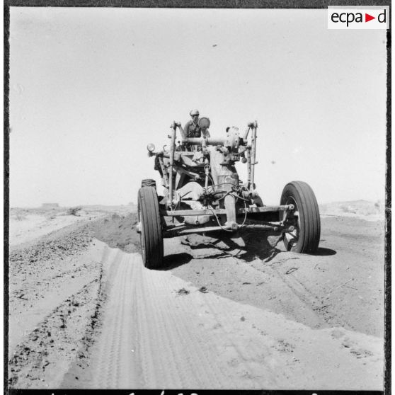 La piste Colomb-Béchar - Biskra. Travail sur la piste.
