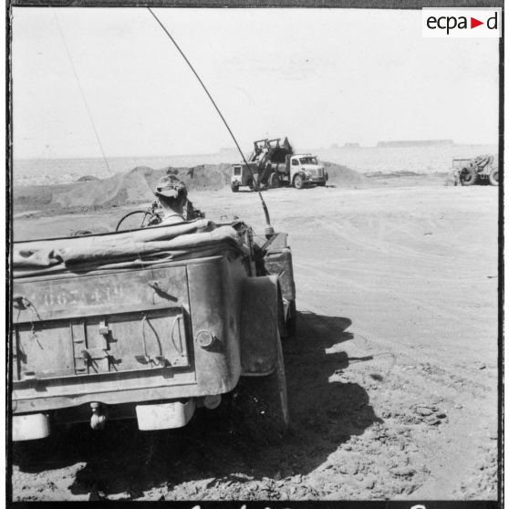 La piste Colomb-Béchar - Biskra. Travail sur la piste.