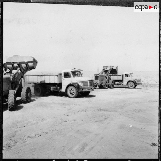 La piste Colomb-Béchar - Biskra. Travail sur la piste.