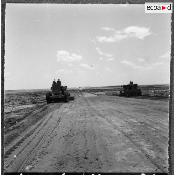 La piste Colomb-Béchar - Biskra. Travail sur la piste.
