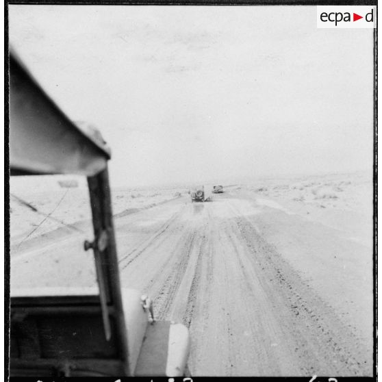 La piste Colomb-Béchar - Biskra. Dans ce pays sec, lorsque les pluies font leur apparition, cela cause de véritables catastrophes sur les pistes.