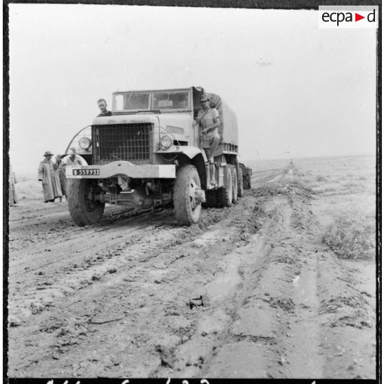 La piste Colomb-Béchar - Biskra. Dans ce pays sec, lorsque les pluies font leur apparition, cela cause de véritables catastrophes sur les pistes.